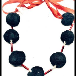 Fekete egyedi pompom nyaklánc piros fehér gyöngyökkel