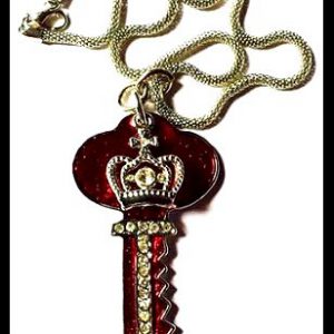 Pirosköves koronás kulcs nyaklánc
