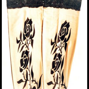 Fekete rózsa mintás tetoválás hatású fekete csipkés combfix harisnya