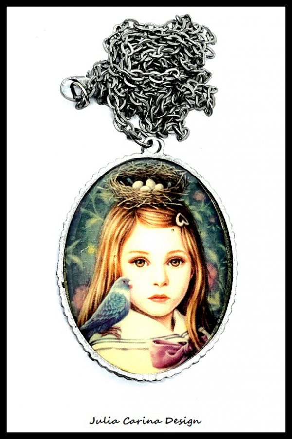 Madaras fészkes kislány arcképes ovális műgyanta ezüst nyaklánc