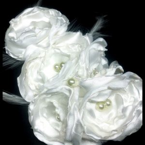 Fehér tollas gyöngyös rózsás hajdísz