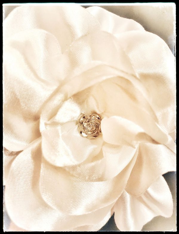 Fehér selyem rózsa hajpánt