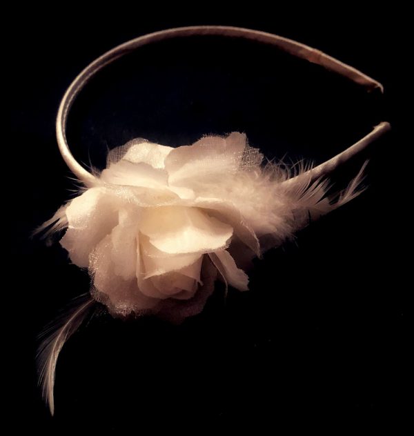 Fehér tollas rózsa hajpánt