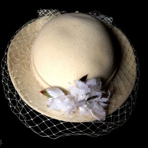 Vajszín filc hálós virágos kalap