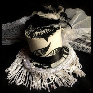 Fekete fehér virágos rojtos minicilinder kalap
