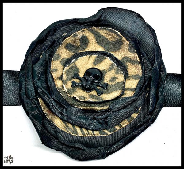 Párducmintás fekete rózsa koponyás hajdísz nyaklánc