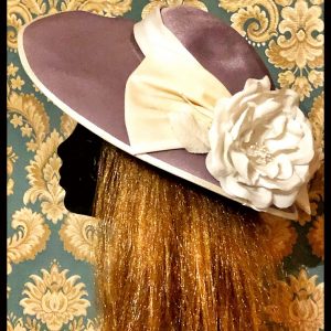 Lila fehér masnis rózsás kalap