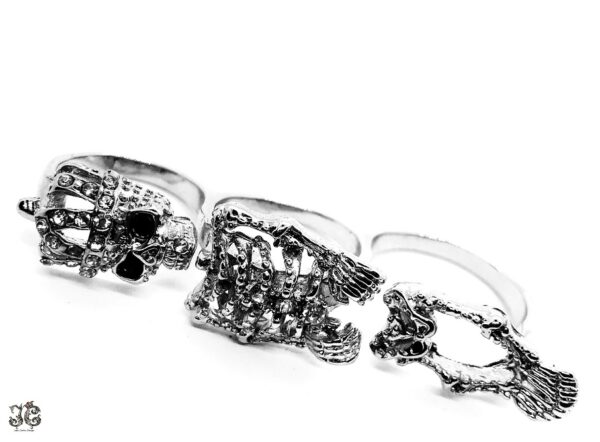 Ezüst köves koronás csontváz háromujjas gyűrű