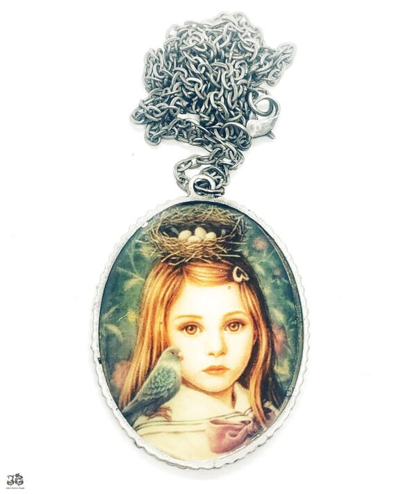 Madaras fészkes kislány arcképes ovális műgyanta medálos ezüst nyaklánc