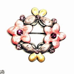 Rózsaszín virágos köves pillangós koszorú bross