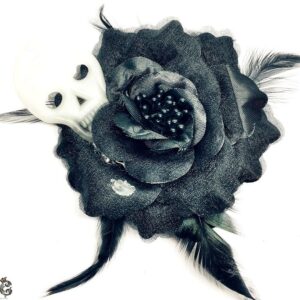 Fekete koponyás rózsa kitűző