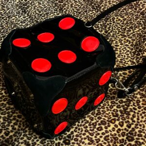 Piros fekete lakk dobókocka táska
