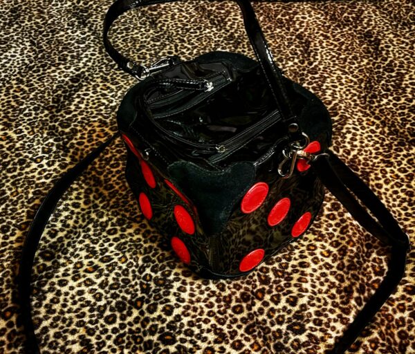 Piros fekete lakk dobókocka táska