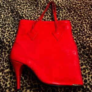 Piros lakk tűsarkú cipő táska