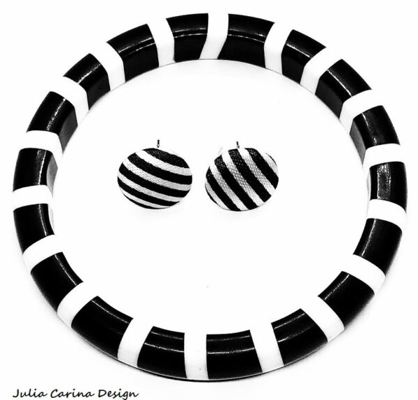 Fekete fehér csíkos műanyag karkötő
