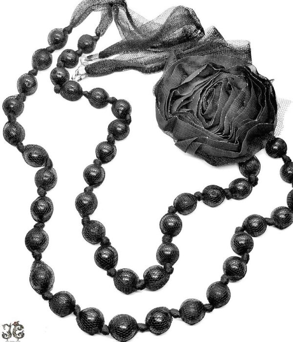Fekete rózsa gyöngyös nyaklánc